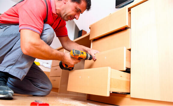 Imagem service man dismantling furniture for moving